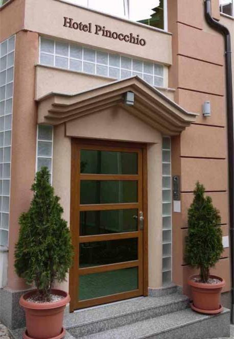 Hotel Pinocchio Priștina Exterior foto